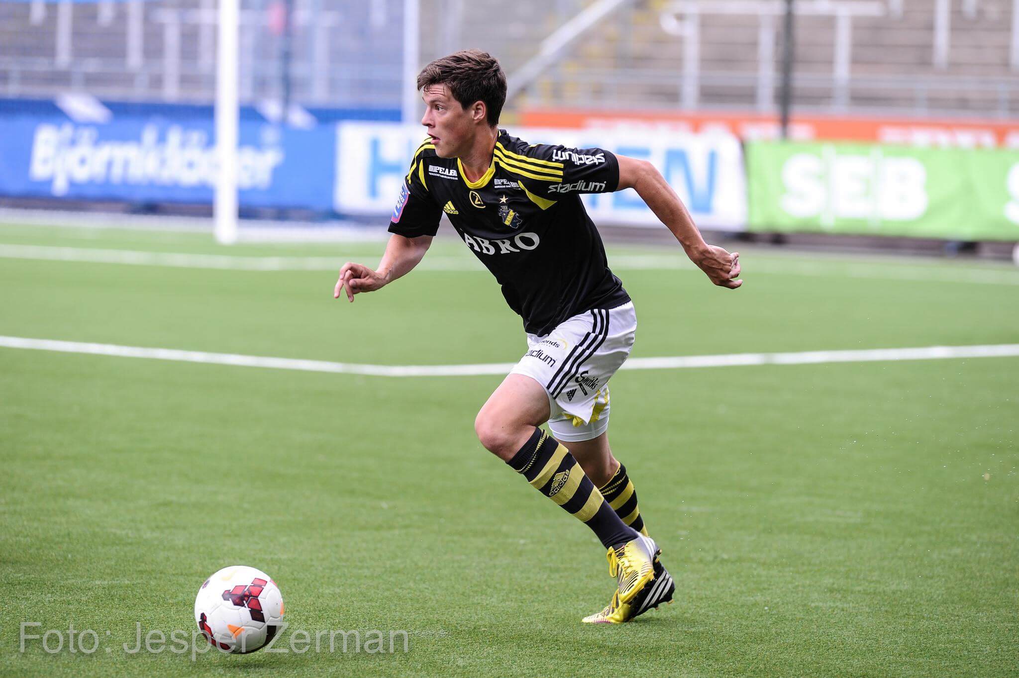 Sauli valmiina peliin, ilonaihein niin pikkuveljestä kuin HIFK-pelistä