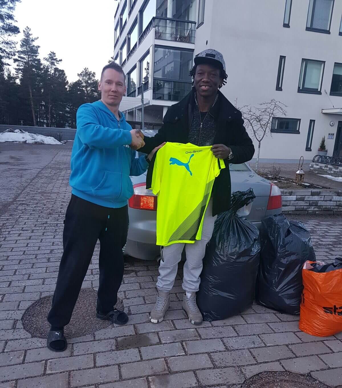 OrsaSport lahjoitti vanhat varusteensa sierraleonelaisille lapsille